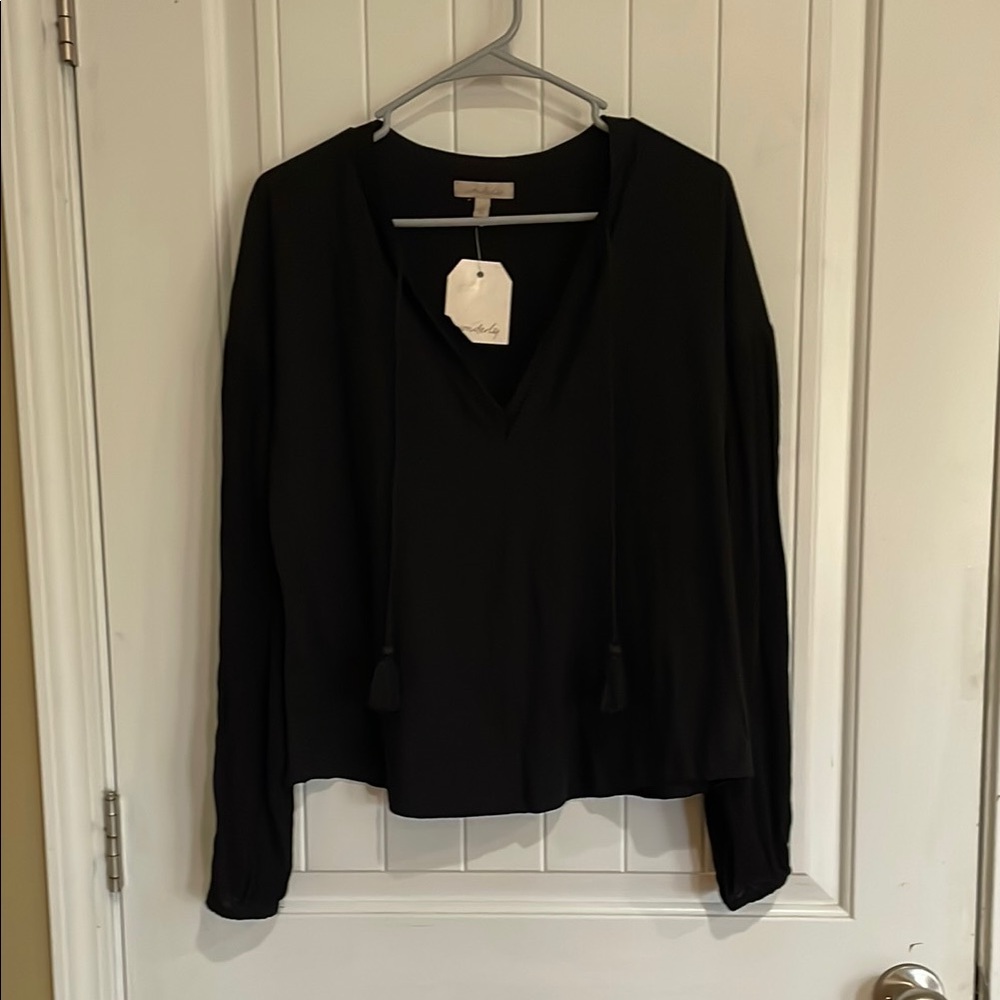 NWT Wonderly size large Women's Black boho style  V-Neck Top